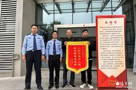 西安高新交警：群众紧急求助 铁骑开道快速送医图片