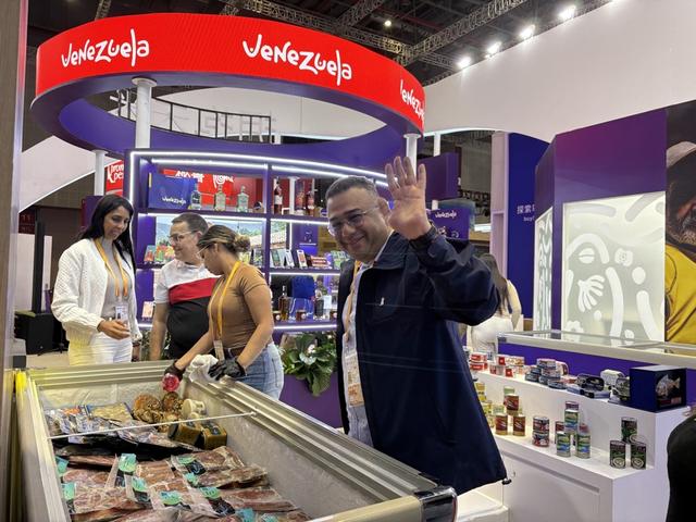 机器人门口迎宾，重型卡车开进现场……全球顶尖好物集结进博会国家展