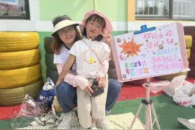 萌娃来当家，义卖献爱心图片