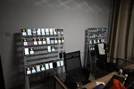 太“疯狂”！3000余部手机开着机，自动注册微信号做非法勾当图片