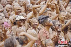 中外游客云南沧源共度“摸你黑”狂欢节图片