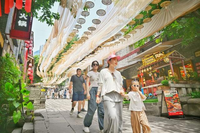 重庆十八梯搭400米草帽天幕为游客消暑