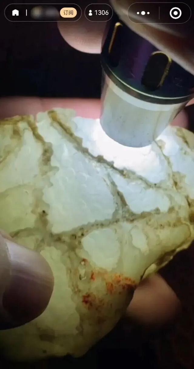 女子在直播间花283万，买下30多块翡翠原石，收到后傻眼：全假！警方揭开骗局