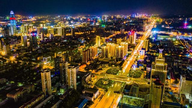 后来我走过了很多路，再没见过经十路那样的路