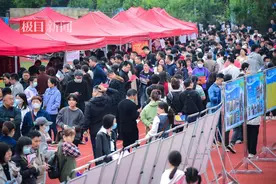 武汉各区中招咨询会吸引数万家长赶场，填报中考志愿家长普遍更求“稳”图片