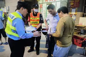 “老刘警官”：扎根社区数十载，他用真情做好群众身边的“贴心人”图片