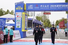 “汉马”最美赛道，武汉东湖公安在守护图片