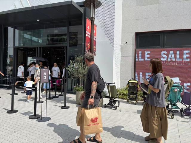 拖箱狂买直呼便宜！沪上奥特莱斯成为中外游客“扫货地标”
