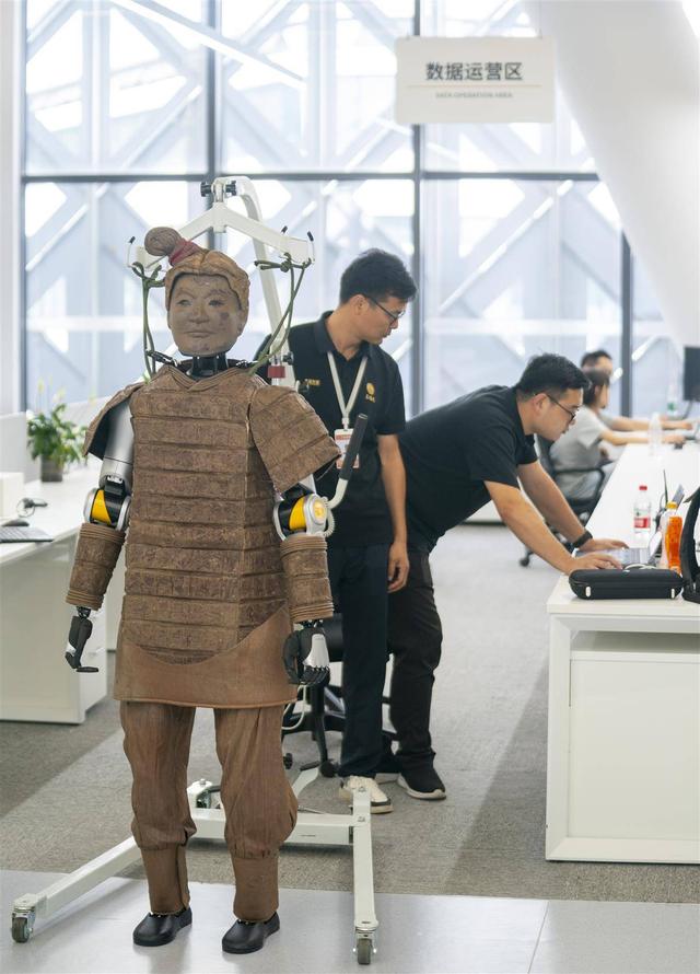 人形机器人学跳舞 动捕演员身穿动捕服 一招一式反复“教学”