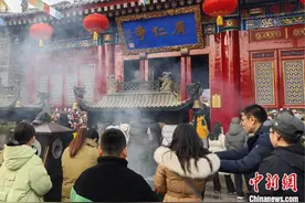 （新春走基层）陕西西安：大年初五 民众走进广仁寺祈福图片