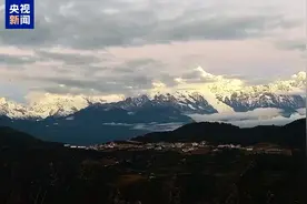 “日照金山+日月同辉” 云南梅里雪山现壮美景观图片