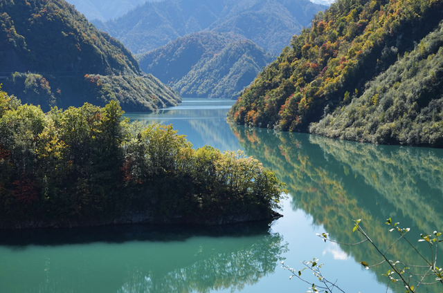 青睐绵阳 ‖ 红透了！周末去平武，沿着“百里彩林走廊”看一场雪山彩林“大片”~