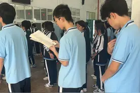 抓到爱学习的小可爱，衢州一中专生排队打饭时看书被老师偷拍图片