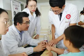 4岁女童患复杂肢体畸形，华山手外精准修复图片