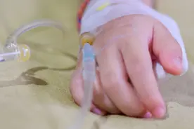 海南3名未成年人骑一辆电动车摔入排洪沟，10岁女孩进重症监护室图片