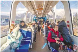 云南丽江雪山观光火车开通运营图片