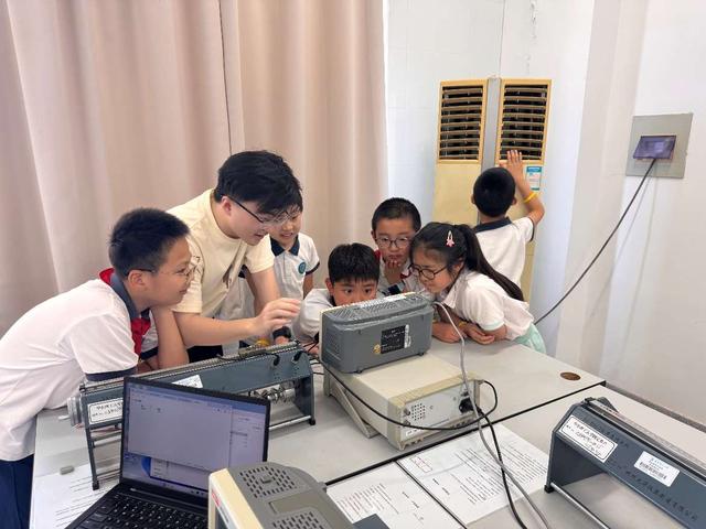 华东理工大学“酷连”团队：实验室灯光照亮充电安全路