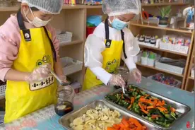 果然视频|小雪节气，幼儿园小朋友腌菜忙图片