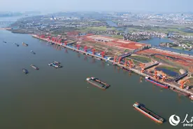 江西南昌：内河港口码头作业忙图片