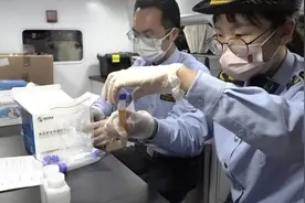 快检车开进夜市，来给小龙虾做“体检”图片