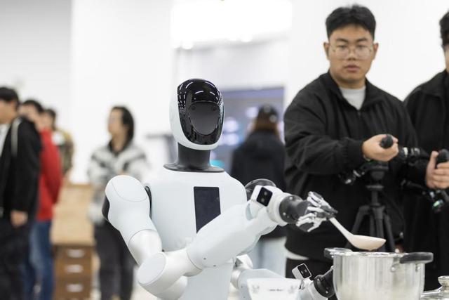 长三角首个“机器人6S旗舰店”落户苏州