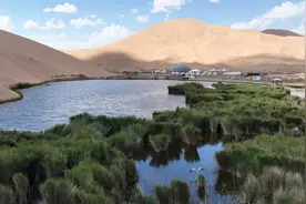新华全媒头条｜沙海之中漾碧波——探秘世界遗产巴丹吉林沙漠—沙山湖泊群图片