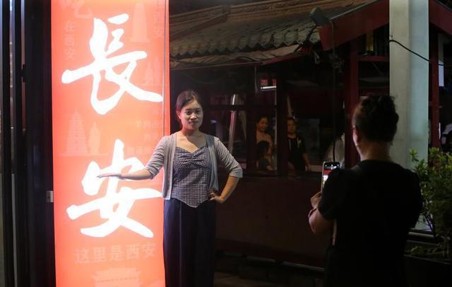 永宁门内外游客如织
