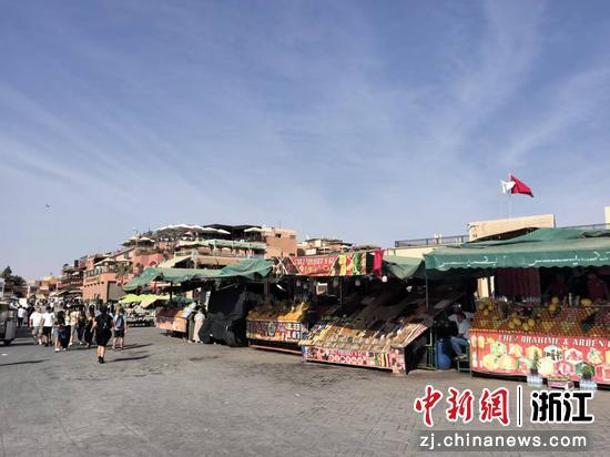 赭红与钴蓝：一座城的灵魂栖居