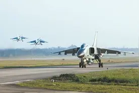 空军航空兵某旅组织战机编队飞行训练图片