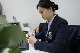 她，数钱数出真功夫图片