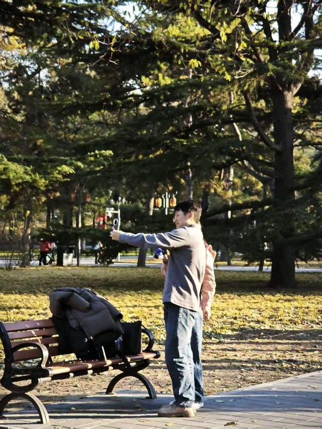 京城冬日迎暖阳，公园漫步享受闲适时光