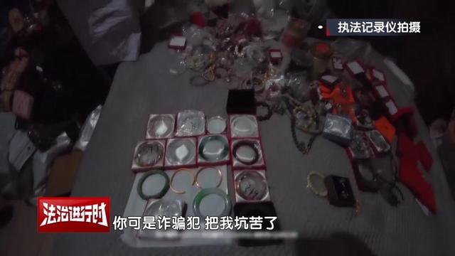 北京警方刑拘1名女子：一人饰双角	，戏演得真过瘾