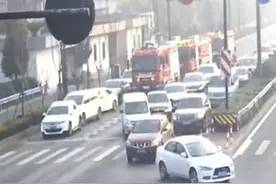 早高峰时，消防车拉响警笛！杭州这些私家车齐刷刷地做了一件事图片