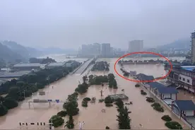 “船几乎和屋顶齐平”，贵州榕江居民：“村超”球场全部被淹，有人划船救援被困者图片