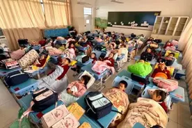 实现午休“躺睡自由” 昆明这所小学为学生配午休椅图片