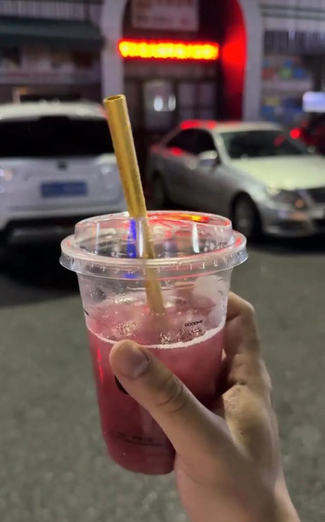 男子深夜骑车，差点痛失100克黄金吸管！最新回应：吸管已熔掉，老婆让我低调点