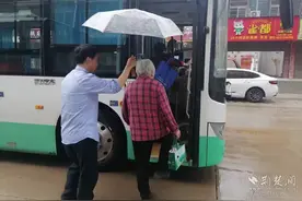 武汉公交冒雨探路+精准停靠 车辆靠边让乘客少踩一脚水图片