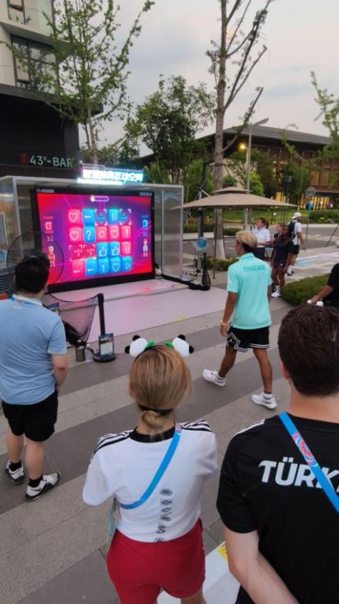 爱成都 看世运丨“成都造”科技产品出圈，在世运村遇见“幸福成都