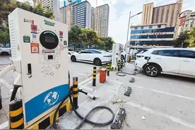 缺乏产权车位、电容不够……老旧小区汽车充电 这“桩”焦虑如何化解?图片