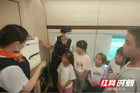 神奇旅途！高铁列车“红神龙”变移动课堂，列车员成了美术老师图片