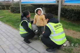 “萌娃”走失 收费员暖心守护寻家人图片