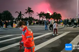 烟花下的守夜人，海口湾保利海岸环卫工黄姐的“元宵”图片