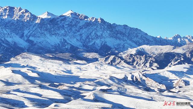 雪染巍峨祁连山 静谧纯净似丹青