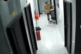 女子凌晨遭隔壁房醉酒租客入室强吻，室友报警！监控画面曝光图片