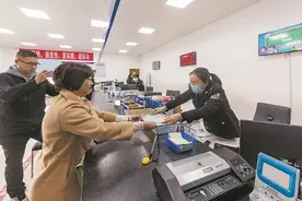 福建首块残疾人电动道路型轮椅车号牌诞生记图片