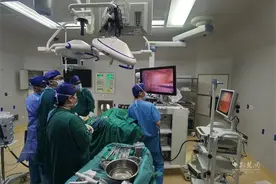 肠道长期不适竟是直肠癌？医生妙手“摘瘤”助患者化险为夷图片
