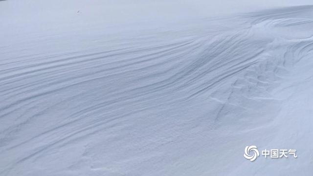 北京官厅湖满目皆景 风卷积雪别样美