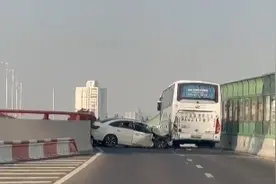 沪闵高架一匝道口轿车撞上大巴车现场 两人受伤送医图片