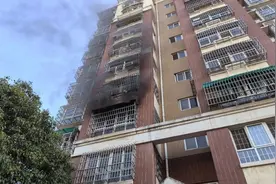 带电池回家充电引发火灾，4人被困图片
