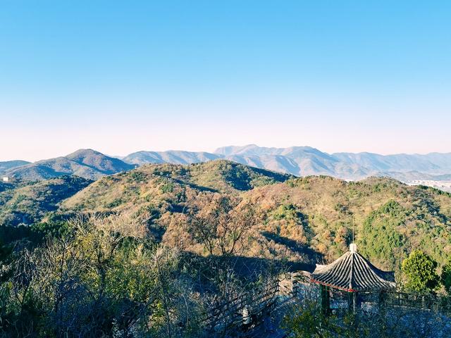 色彩缤纷，层林尽染，百望山秋景如画